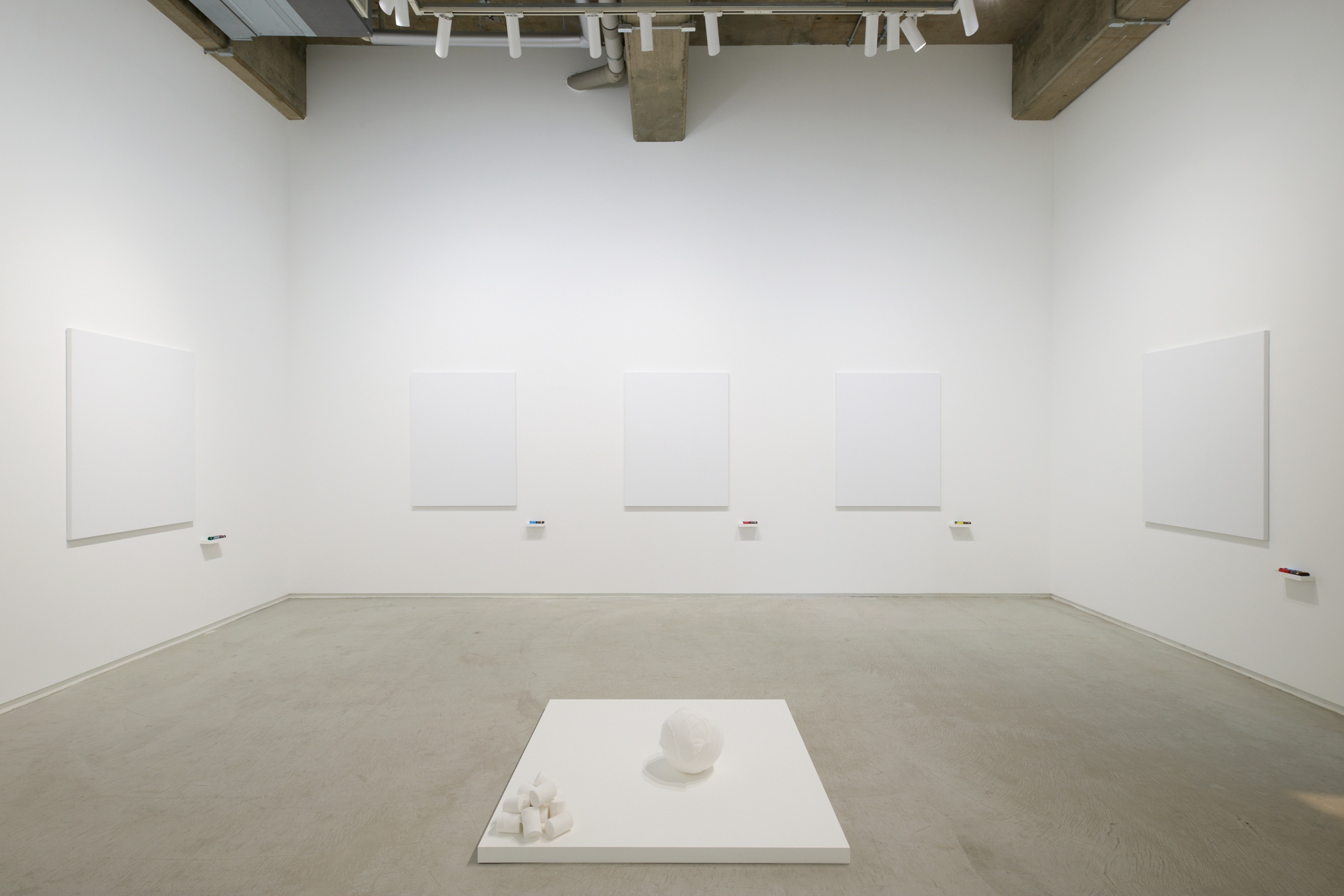 A statue was here 一つの像がここにあった」 – Tomio Koyama Gallery
